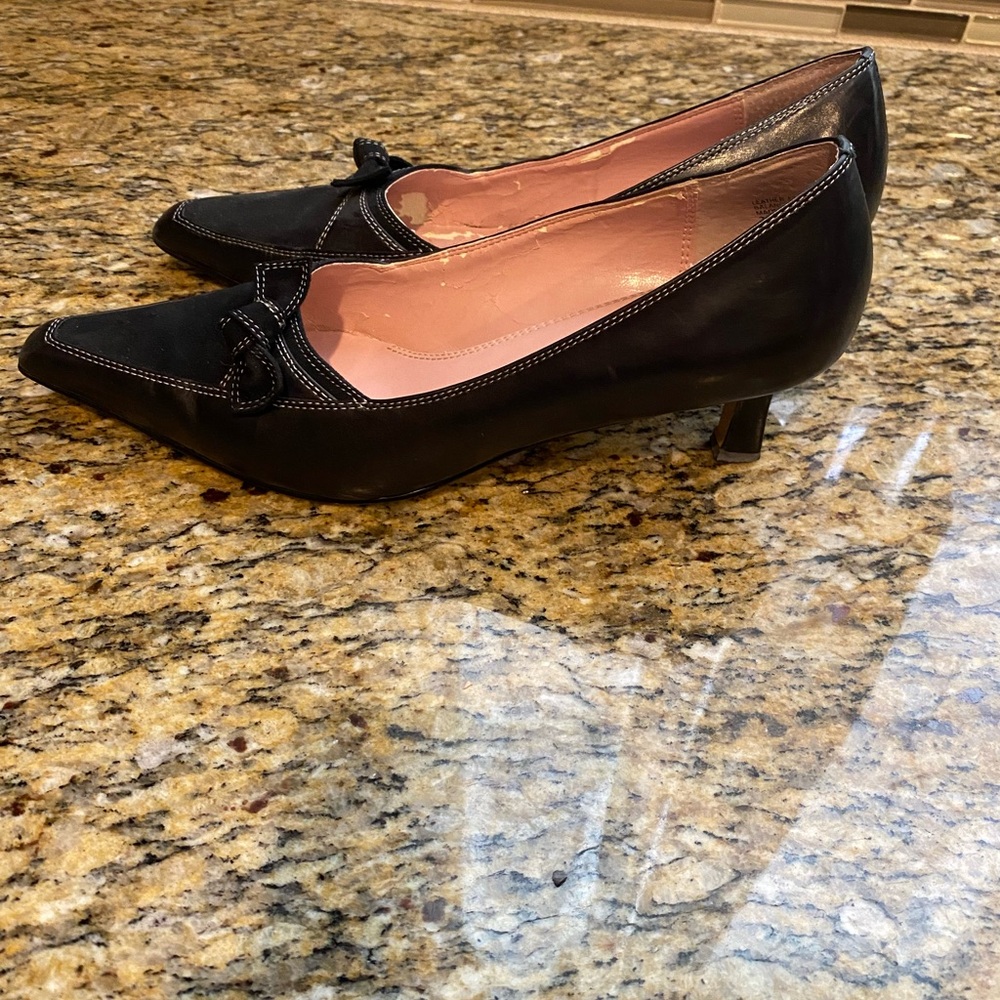 Anne Klein woman’s heeled shoes - black with bow - size 7.5 M